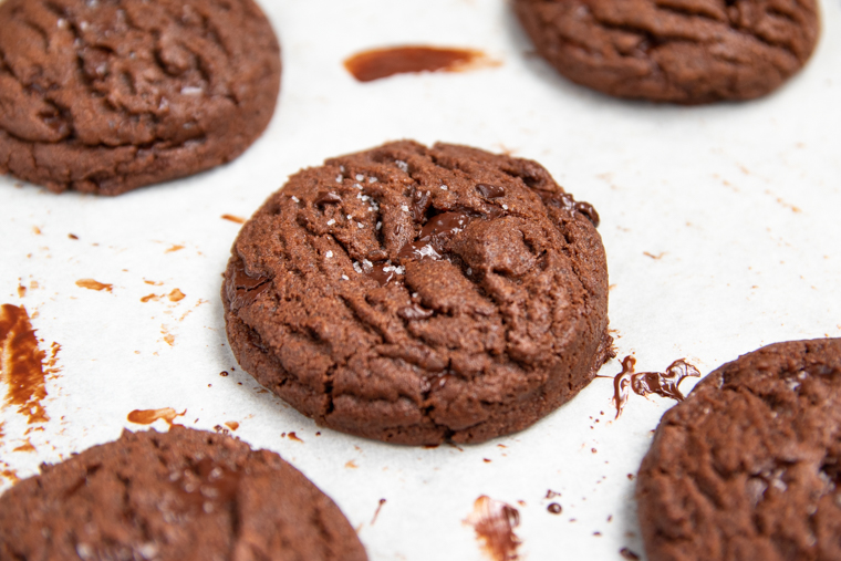 Cookies double chocolat gros plan fleur de sel sorties du four