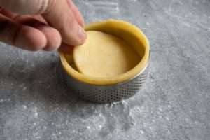Disque de pâte placé au fond
