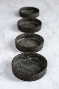 Si on souhaite une tarte au look noir, on peut y ajouter de la poudre de charbon végétal en même temps que la farine et les autres ingrédients secs. Pour cette recette, 3 g de chabon végétal en poudre suffisent